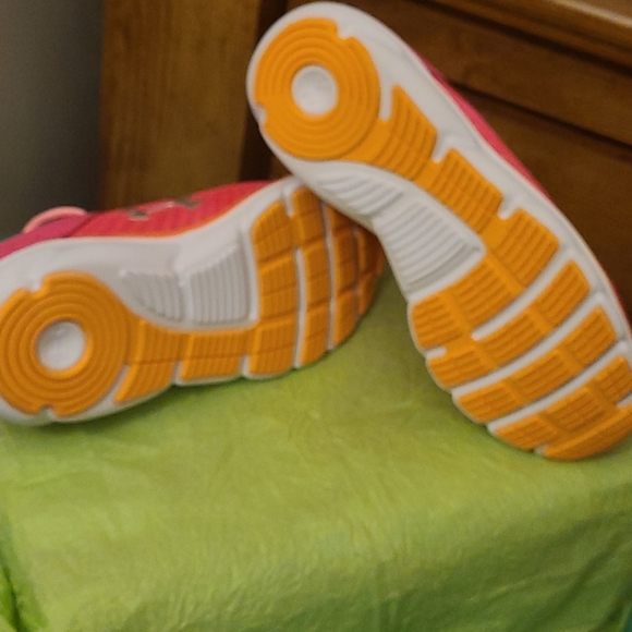 NWT Youth Under Armour Running Shoes - Picture 4 of 7